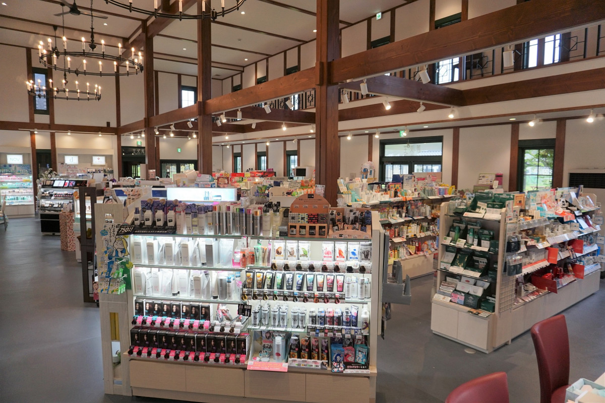 「麗美堂」。カウンセリング化粧品から、話題のプチプラコスメまで、地域トップクラスの品揃えで美をサポート。