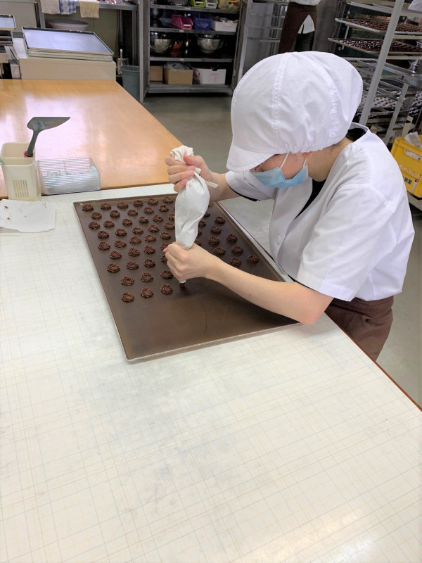 くちどけのよさにこだわり、クッキーは手絞りです