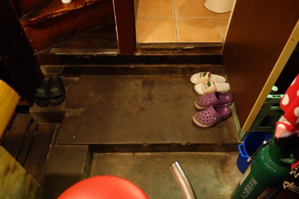 トイレ入り口手前にも段差あり(約10センチ)