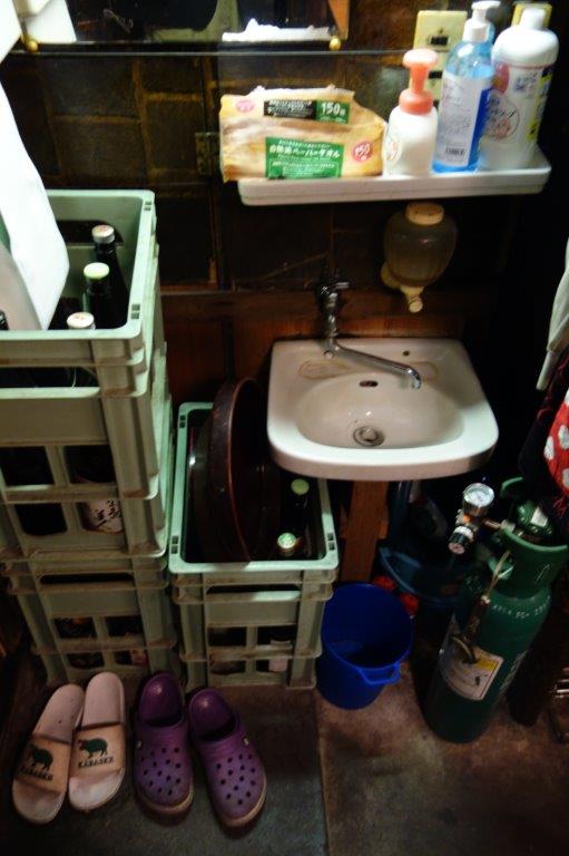 トイレ前に手洗い場があります