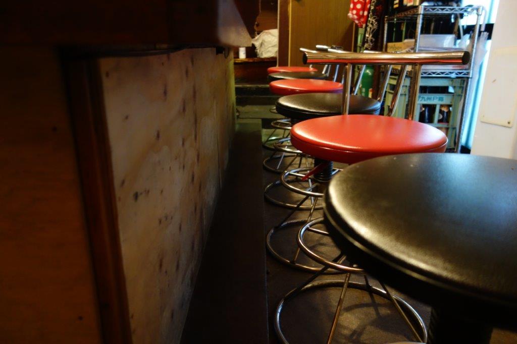 入り口正面カウンター下