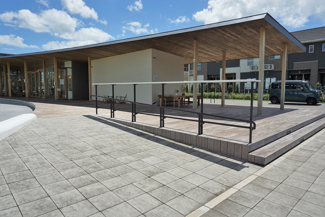 多目的トイレへのスロープ