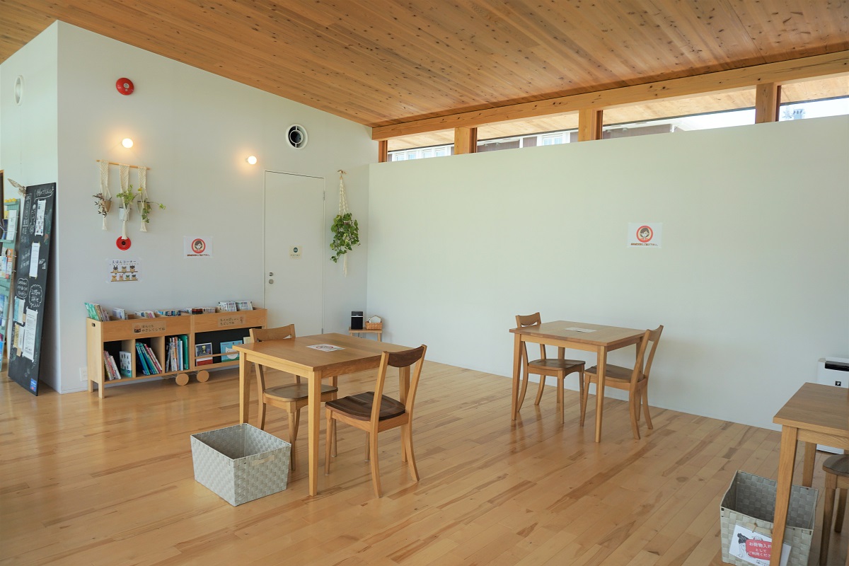 交流棟スペース（コロナ感染症対策により机の数や位置が変更になっている場合があります）