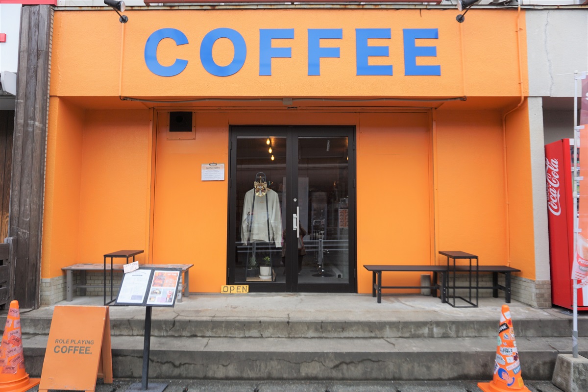 店舗の外にも飲食スペースがあります。