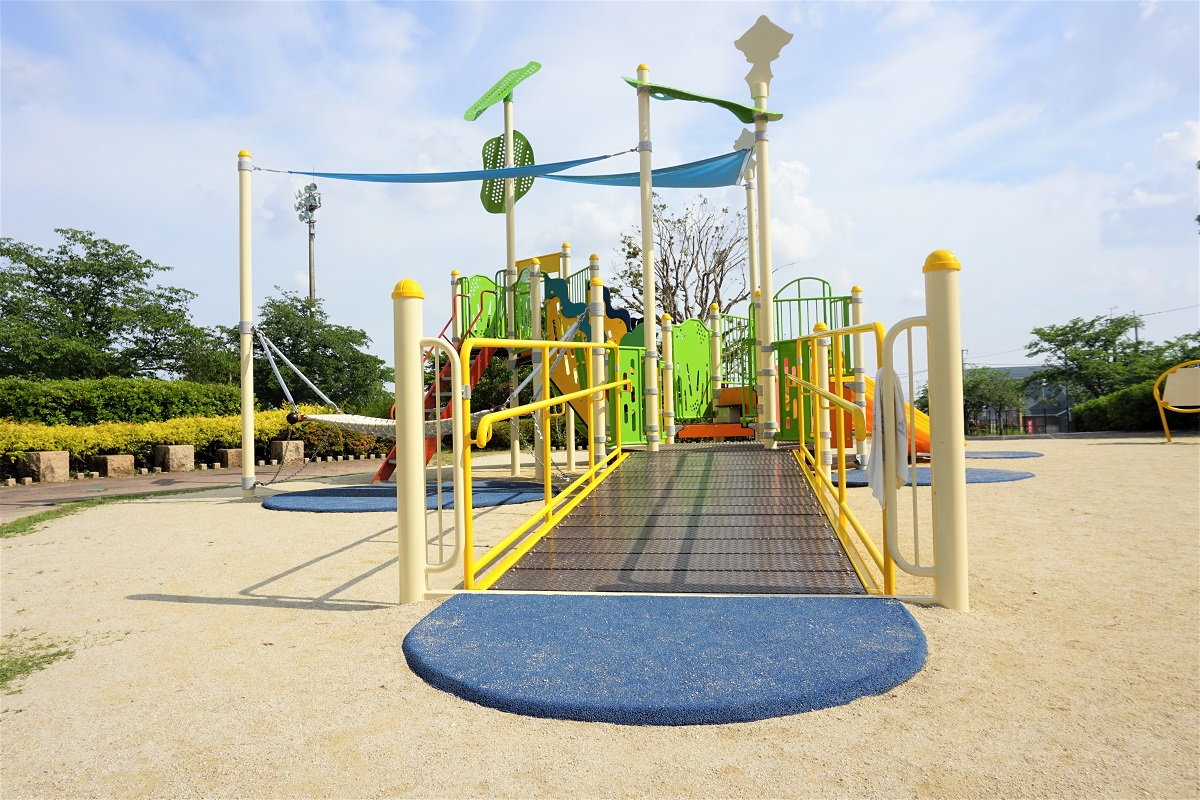 車いすでも入りやすい遊具