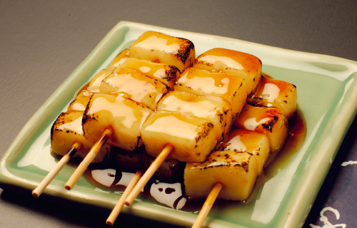 名物のみたらしだんご