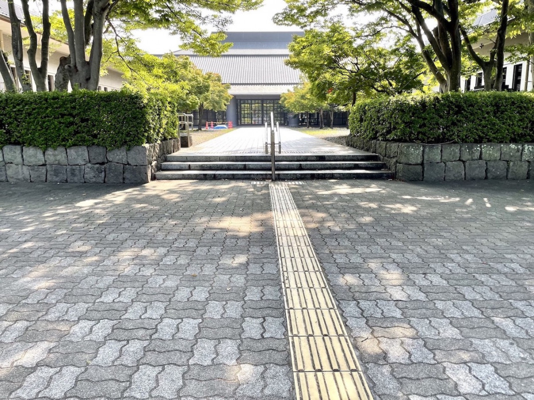 正面入り口側通路_点字ブロックあり