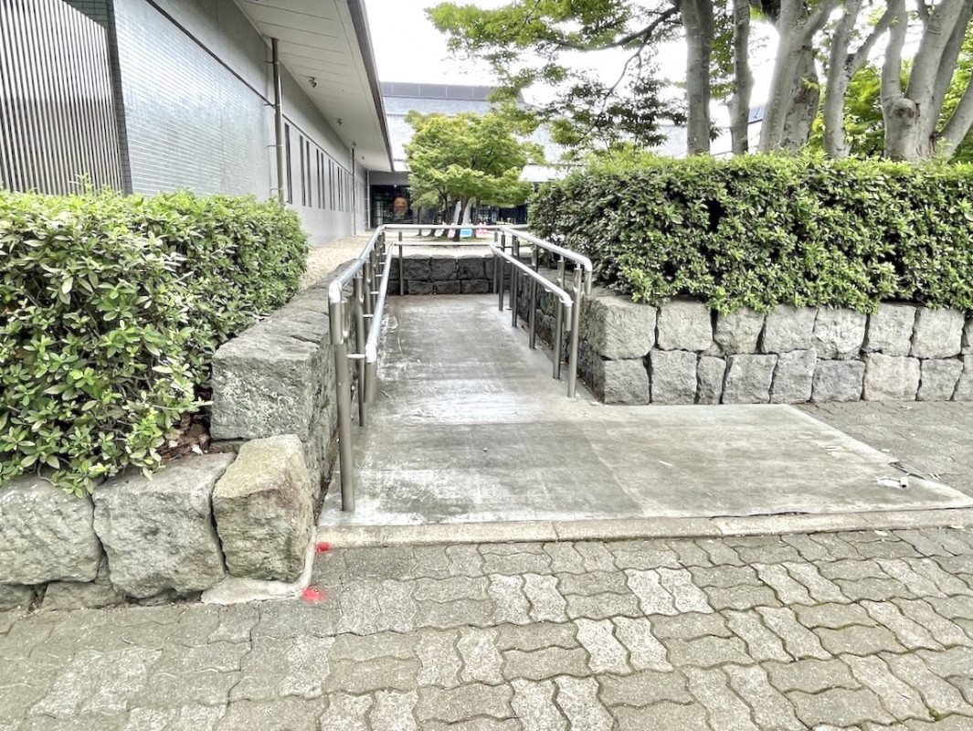 正面入り口側通路3_スロープあり