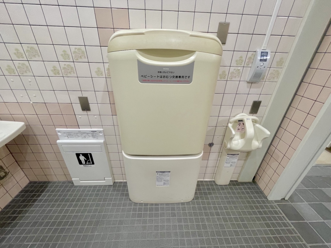 多機能トイレ4_おむつ交換台、ベビーキープあり