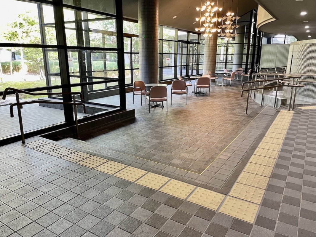 ラウンジ_スロープ、点字ブロックあり