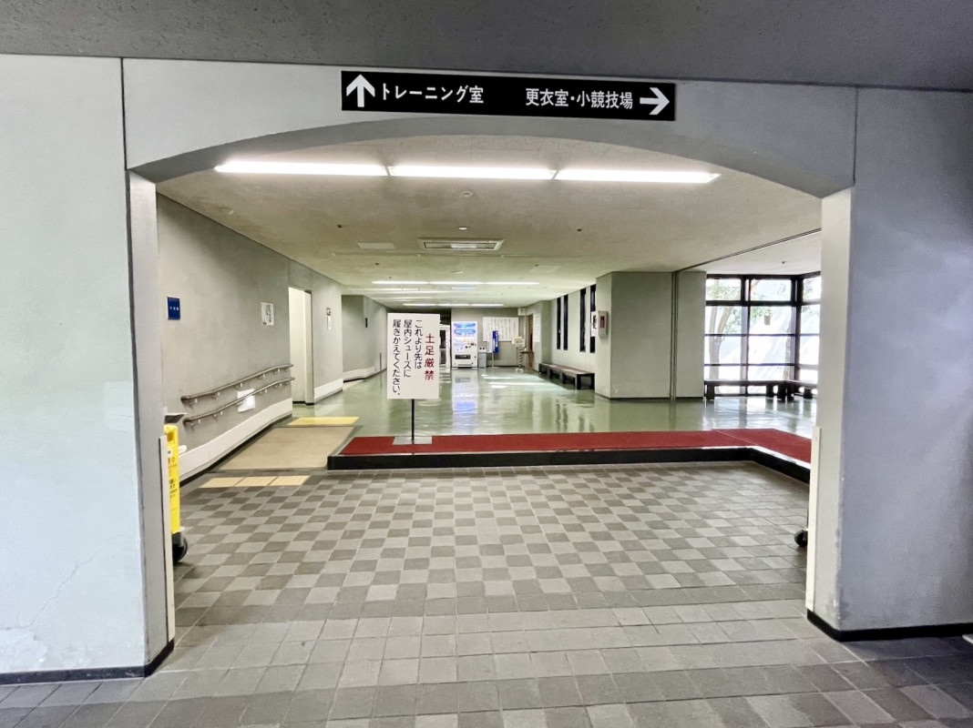 トレーニング室、小競技場、体操場入り口(南側)
