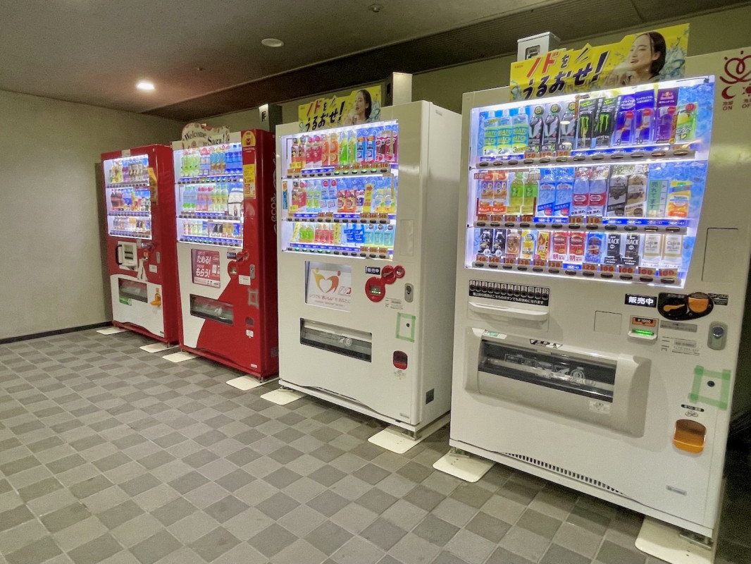 ユニバーサルデザイン自動販売機あり
