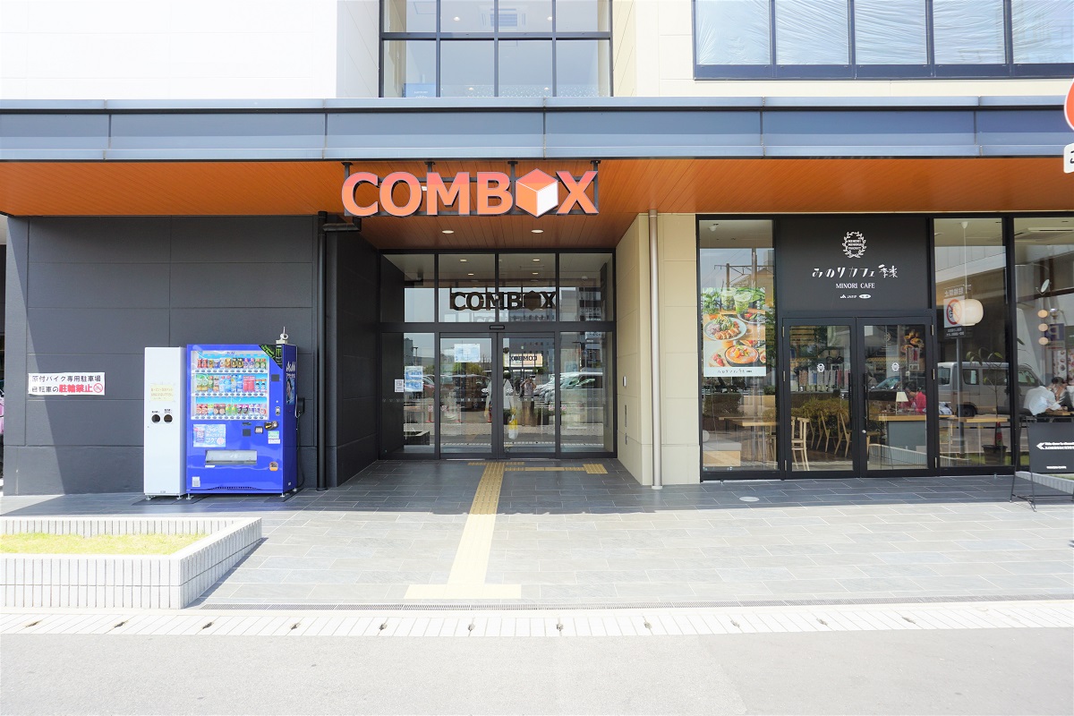 佐賀駅前のコムボックス内にあります