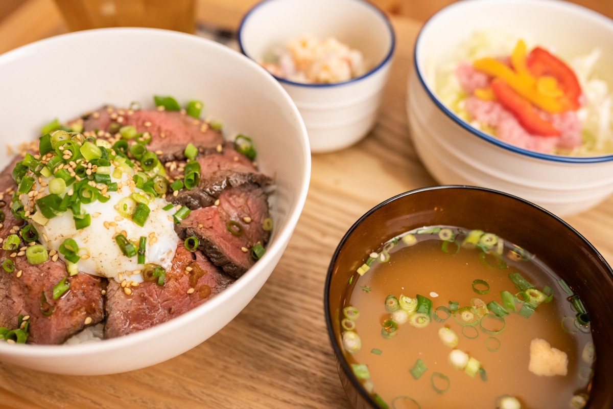 ローストビーフ丼定食。サラダのドレッシングも手作り◎