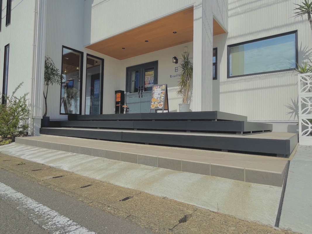 出入り口まで階段あり