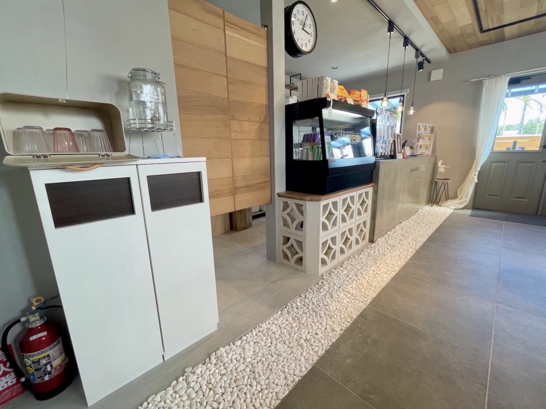 カフェスペース:レジカウンター前に石が敷かれています