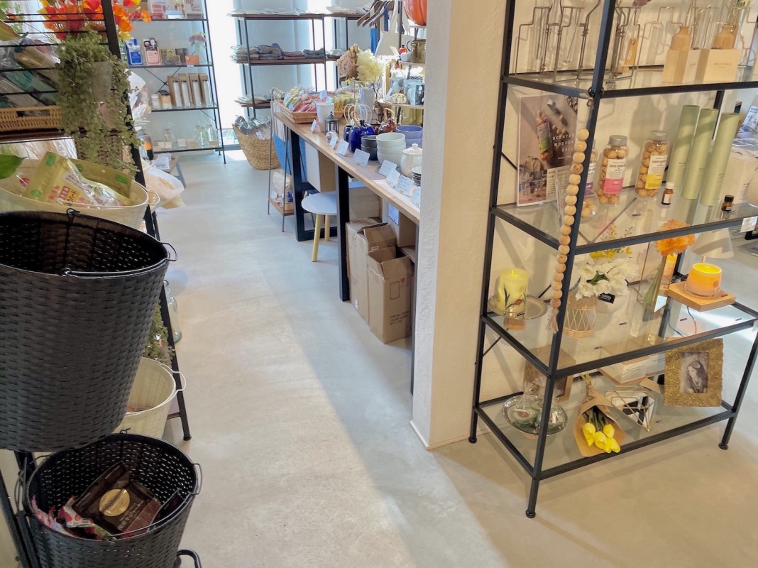 雑貨スペース:通路が少し狭くなっています