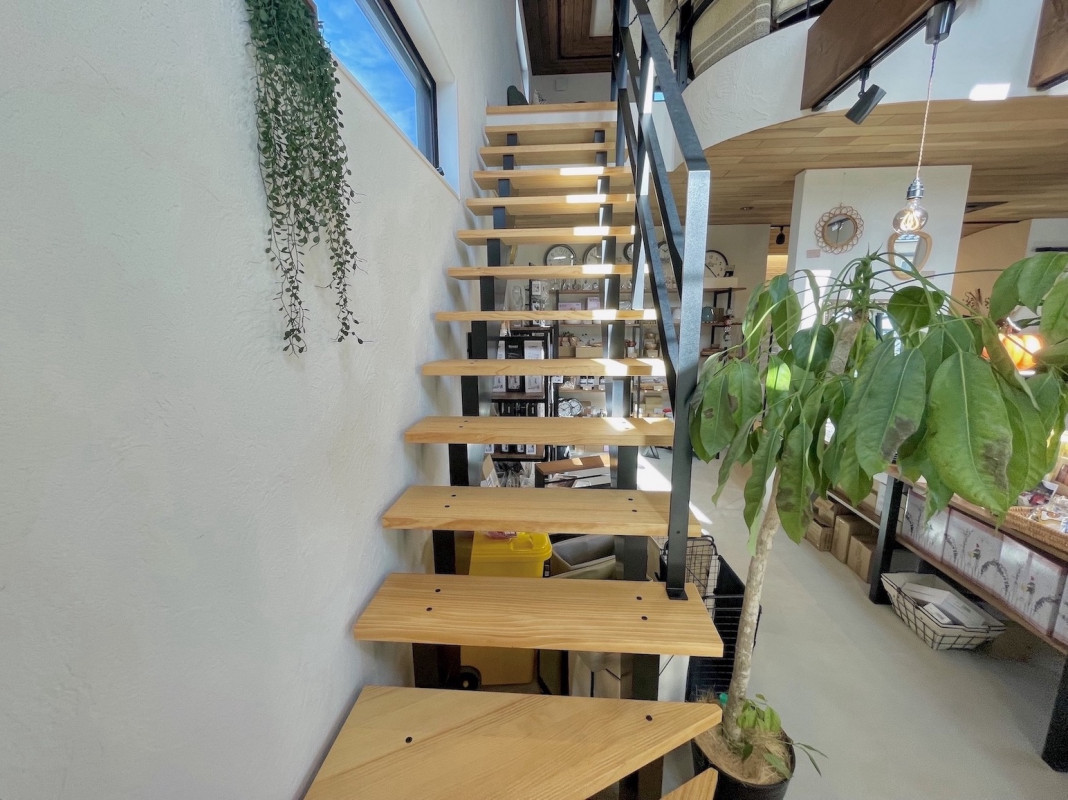 2Fへは階段あり