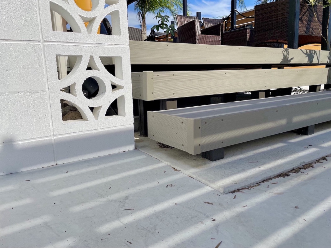 テラス席側も階段あり(約20cm)