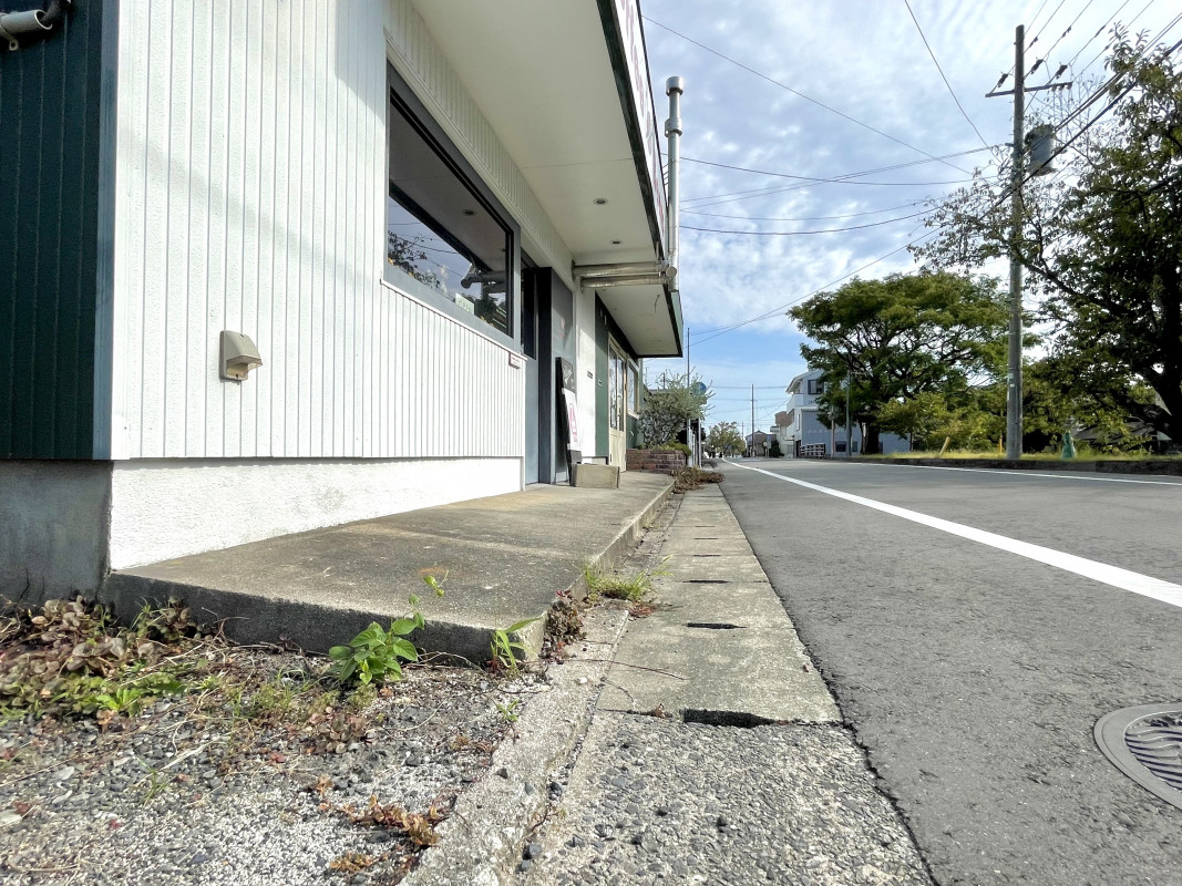 出入口前に側溝と段差あり