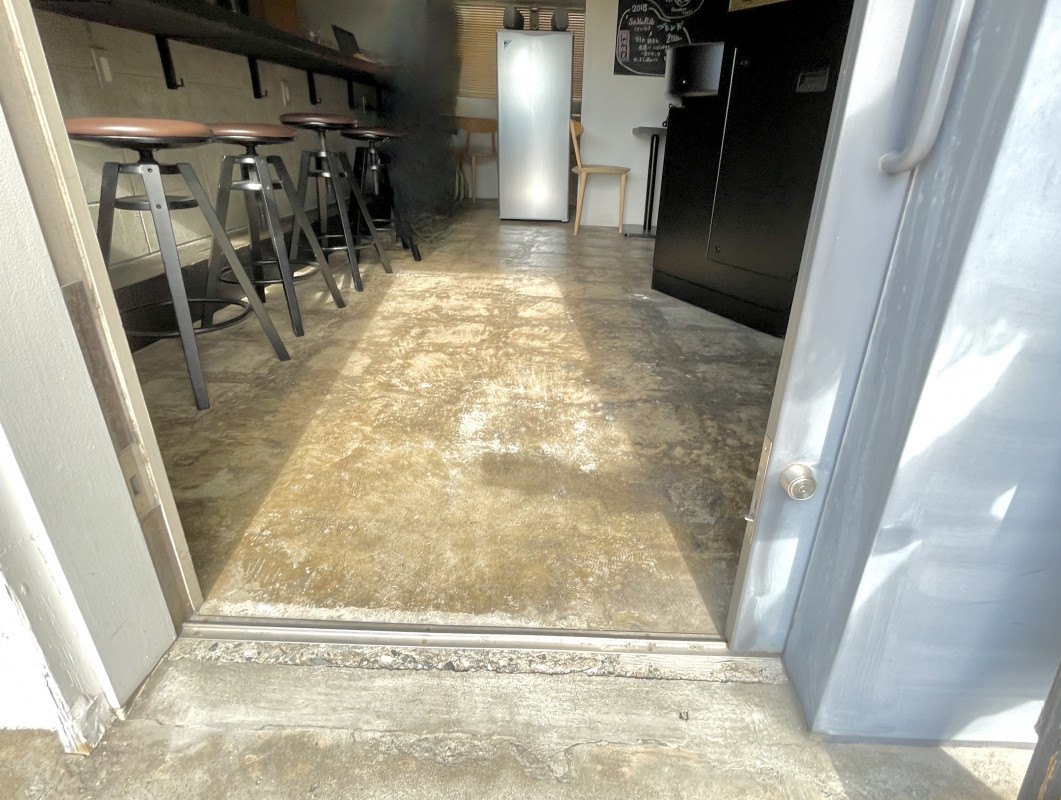 ドアは開戸で重量感あり