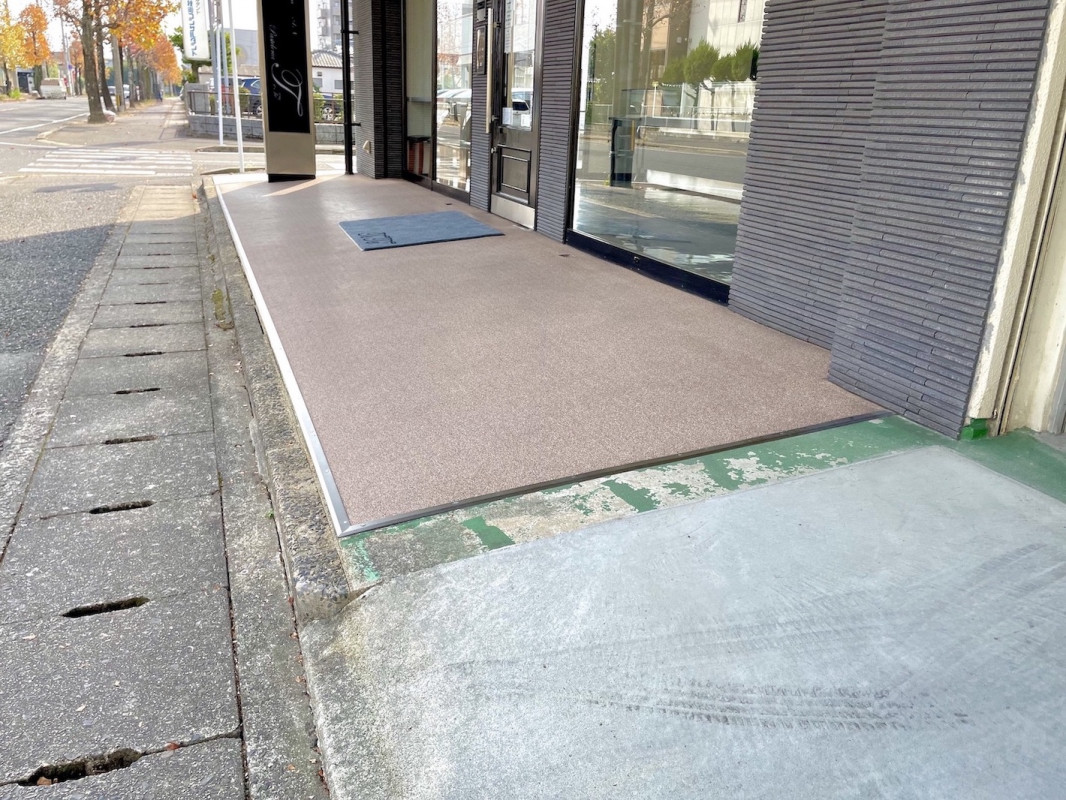 店舗北側の駐車場からは段差なしで入店可能