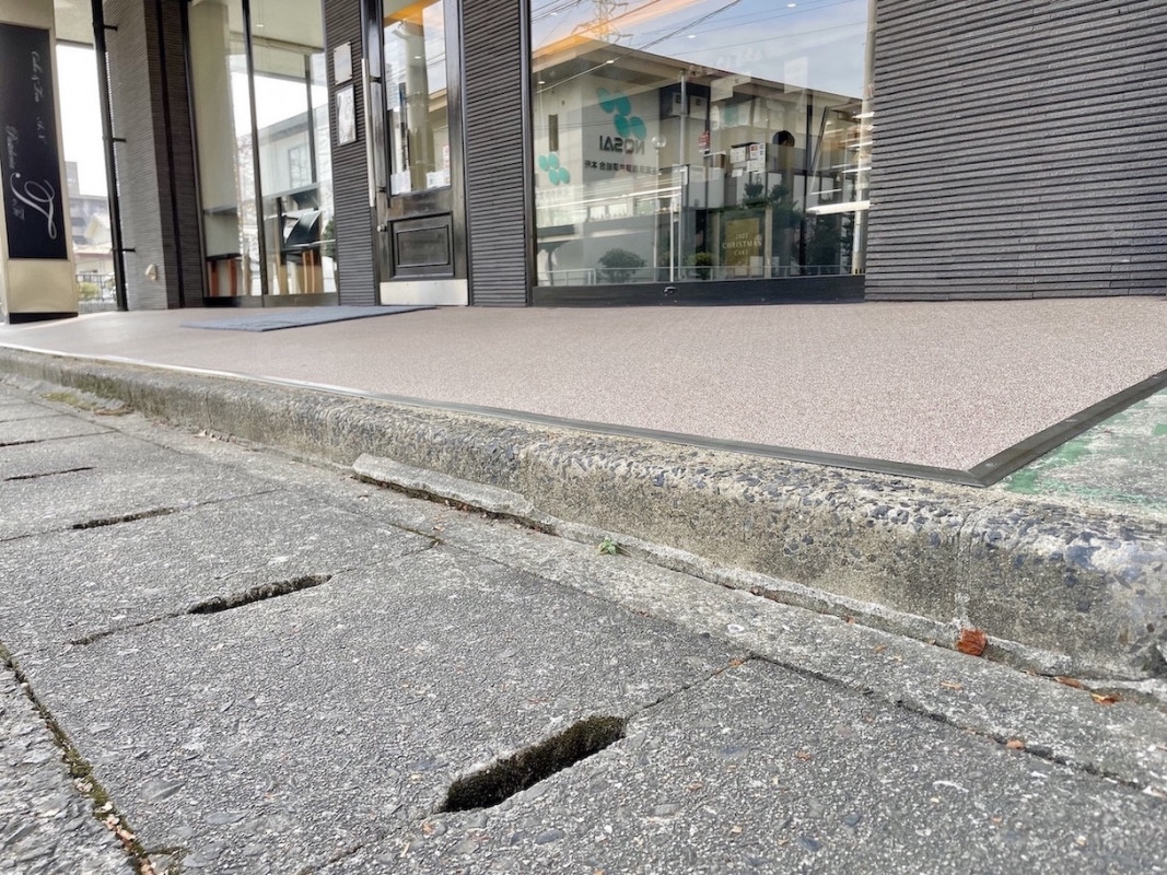 出入口前の段差は約10cm