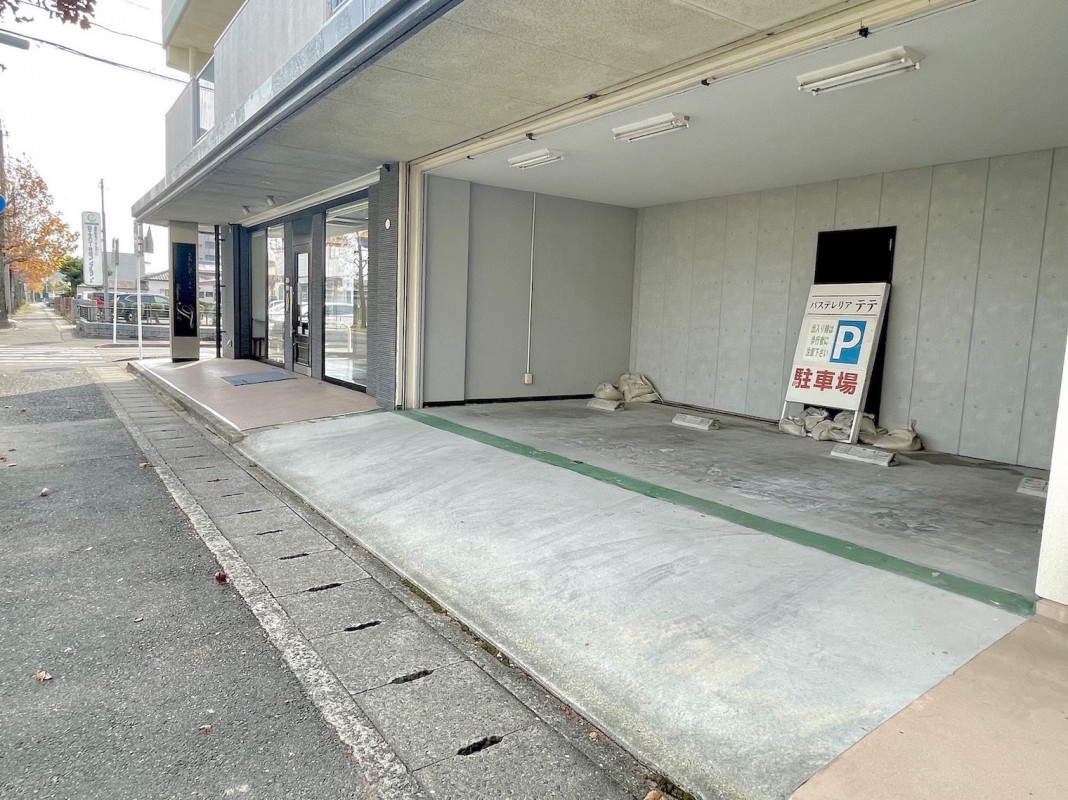 北側の駐車場は入出庫時の歩行者にご注意ください