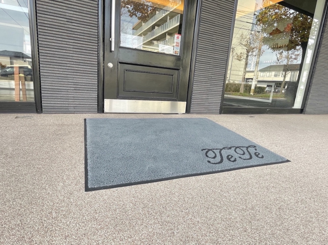 出入口前は少し傾斜あり