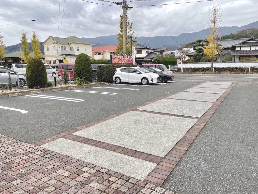 出入口までは石畳