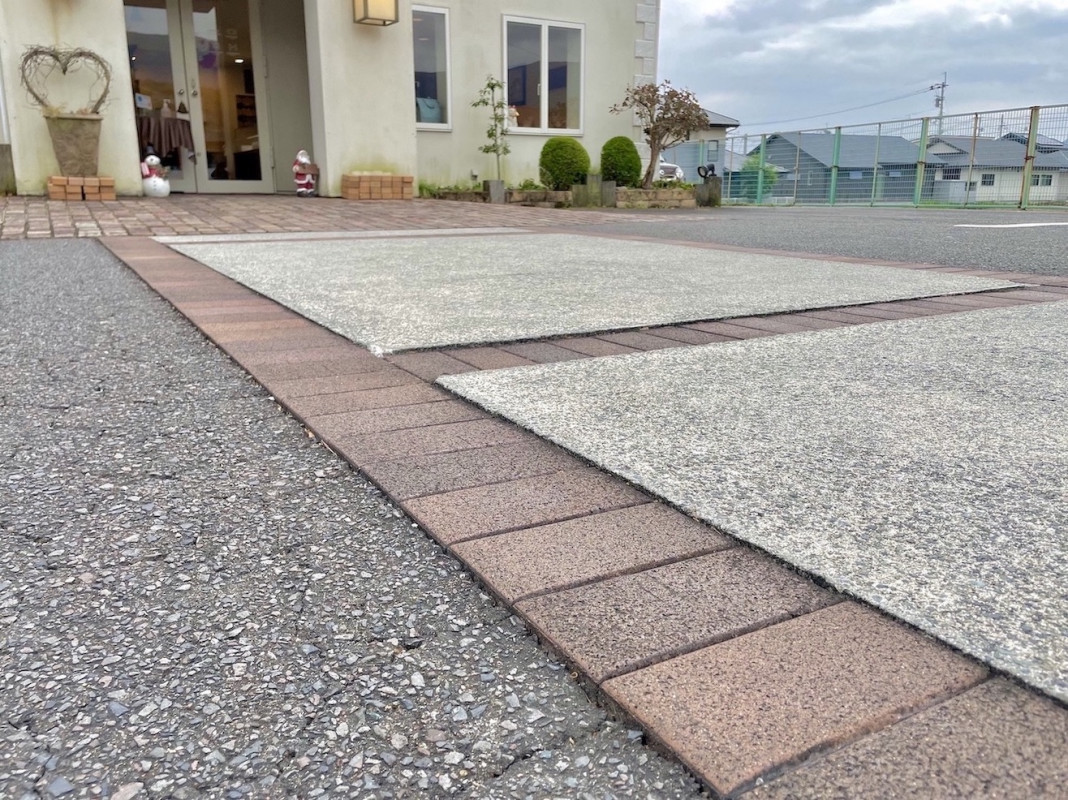 出入口までは石畳