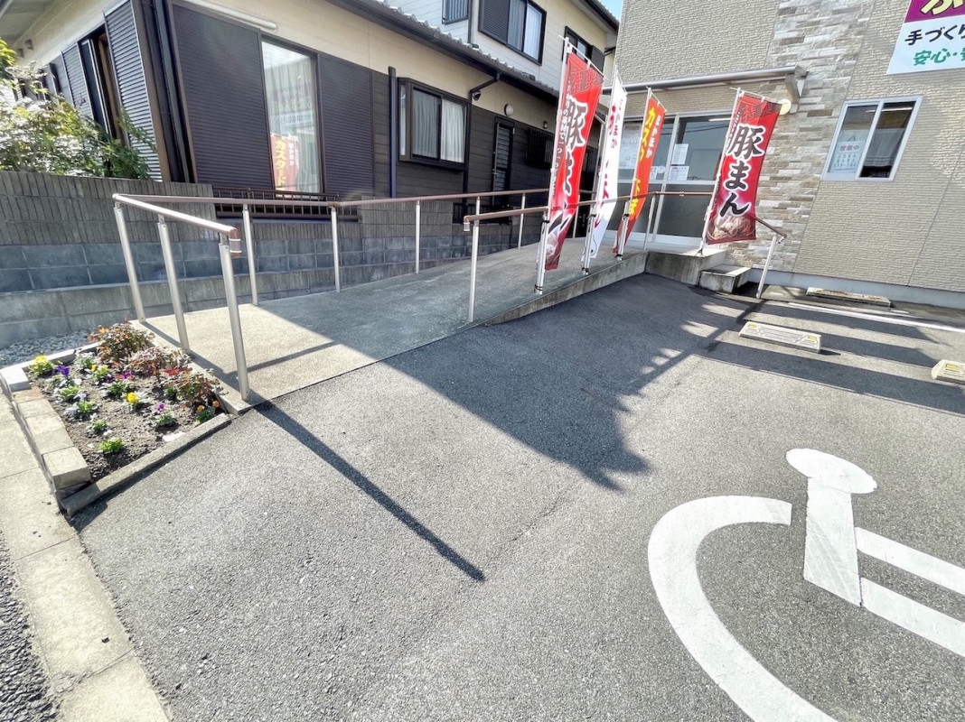 スロープあり(傾斜が大きめのため、サポートが必要な場合はお声かけください)