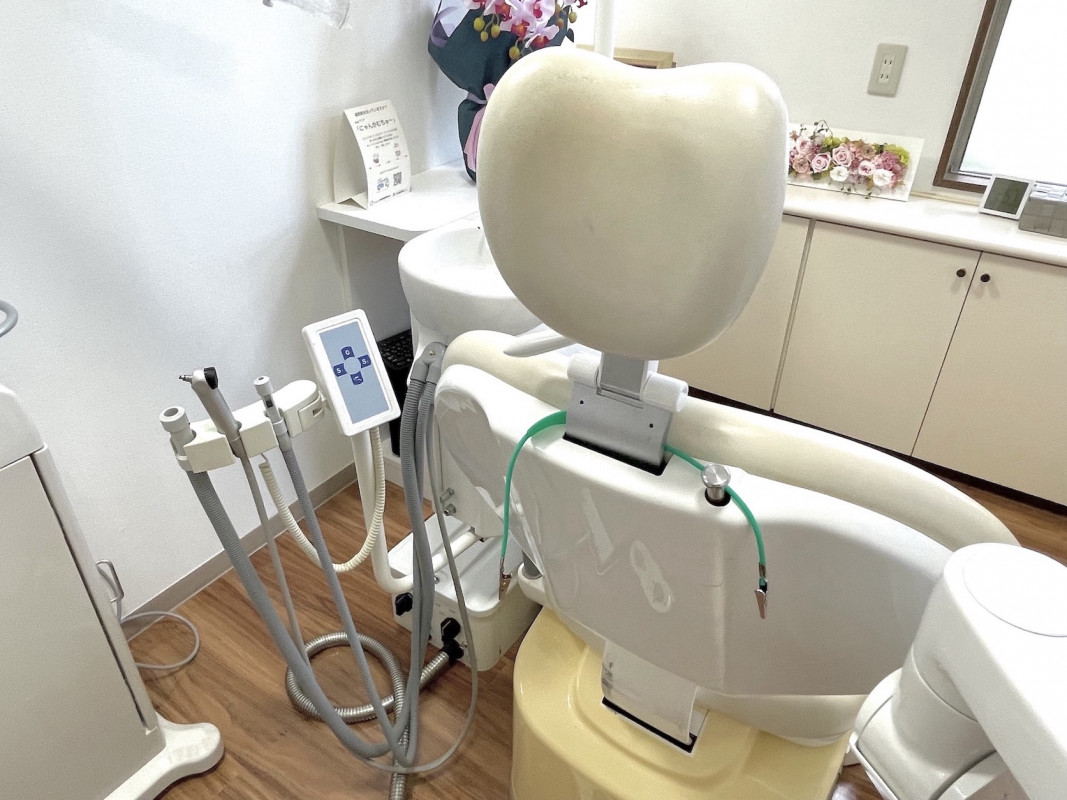 車いすのままでも治療ができるよう、診療台の頭部分を反転できます