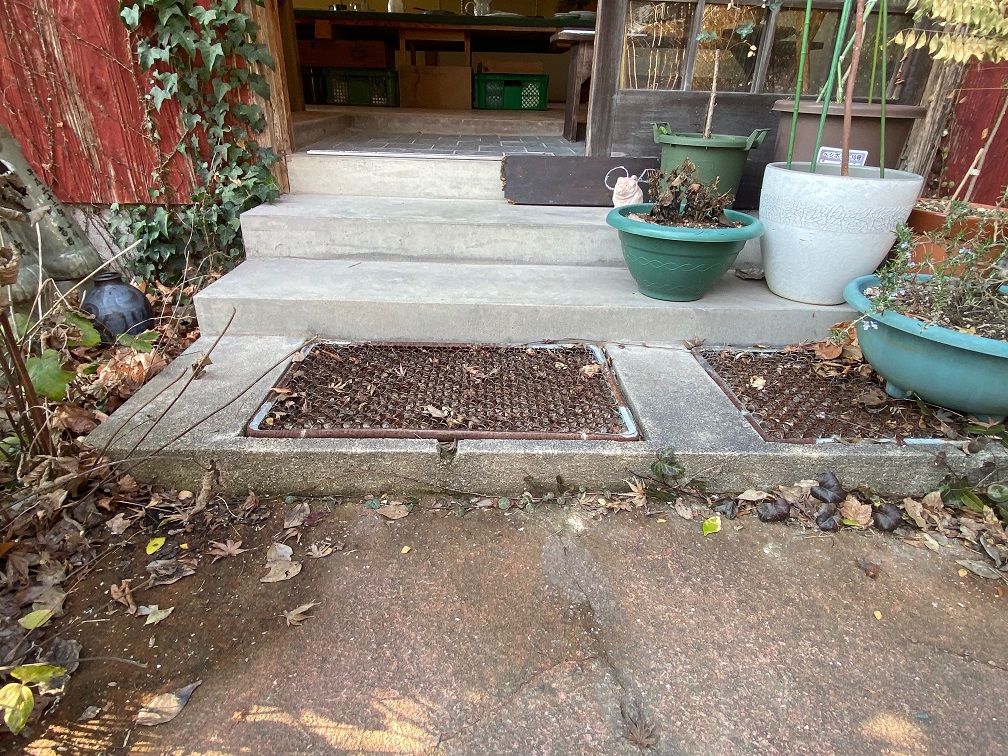 扉の前に10センチほどの段差が4段あります