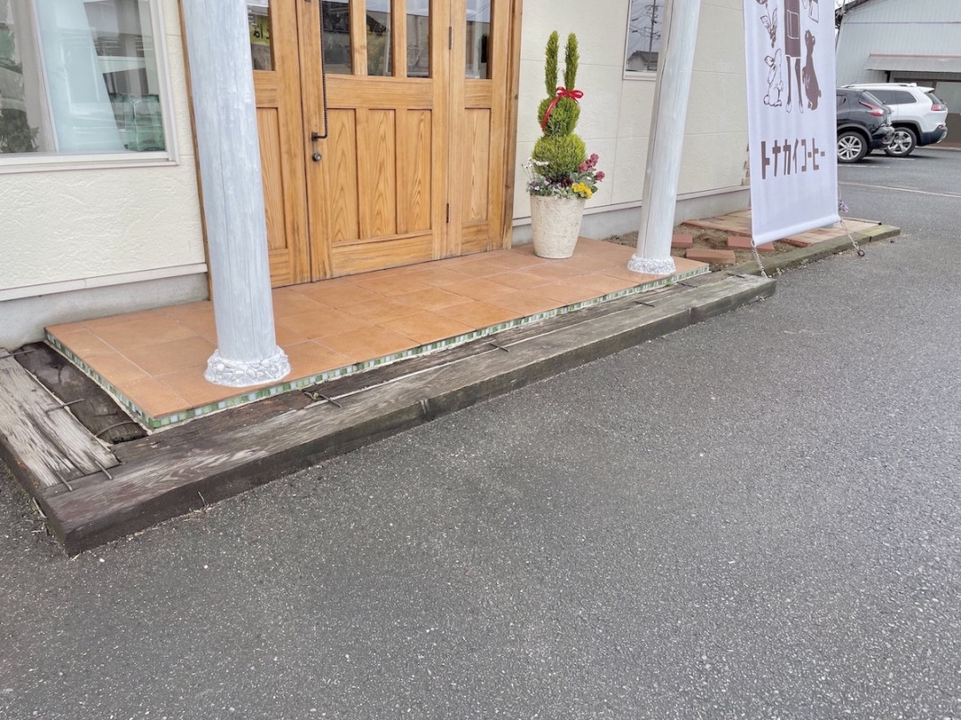 出入口前の段差(1段目:約10cm、2段目:約4cm)