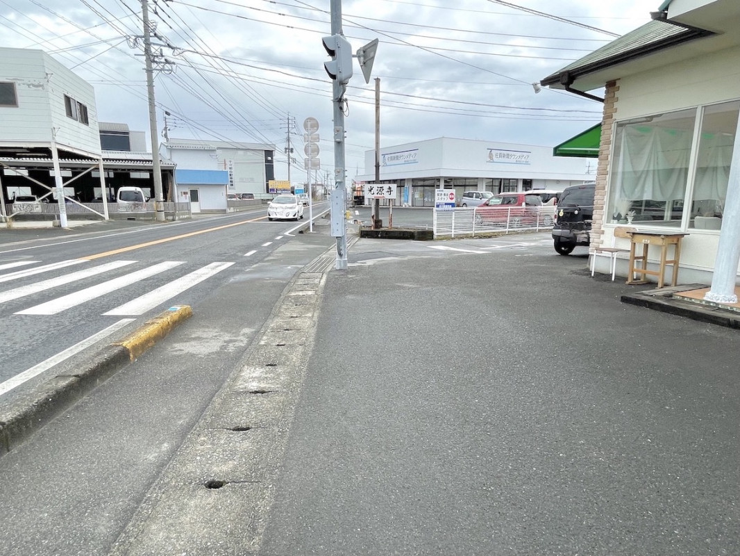 バス停からは横断歩道を渡る必要あり