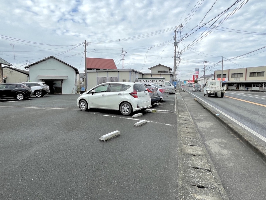 国道208号線沿いで車通りが多いため、お気を付けください