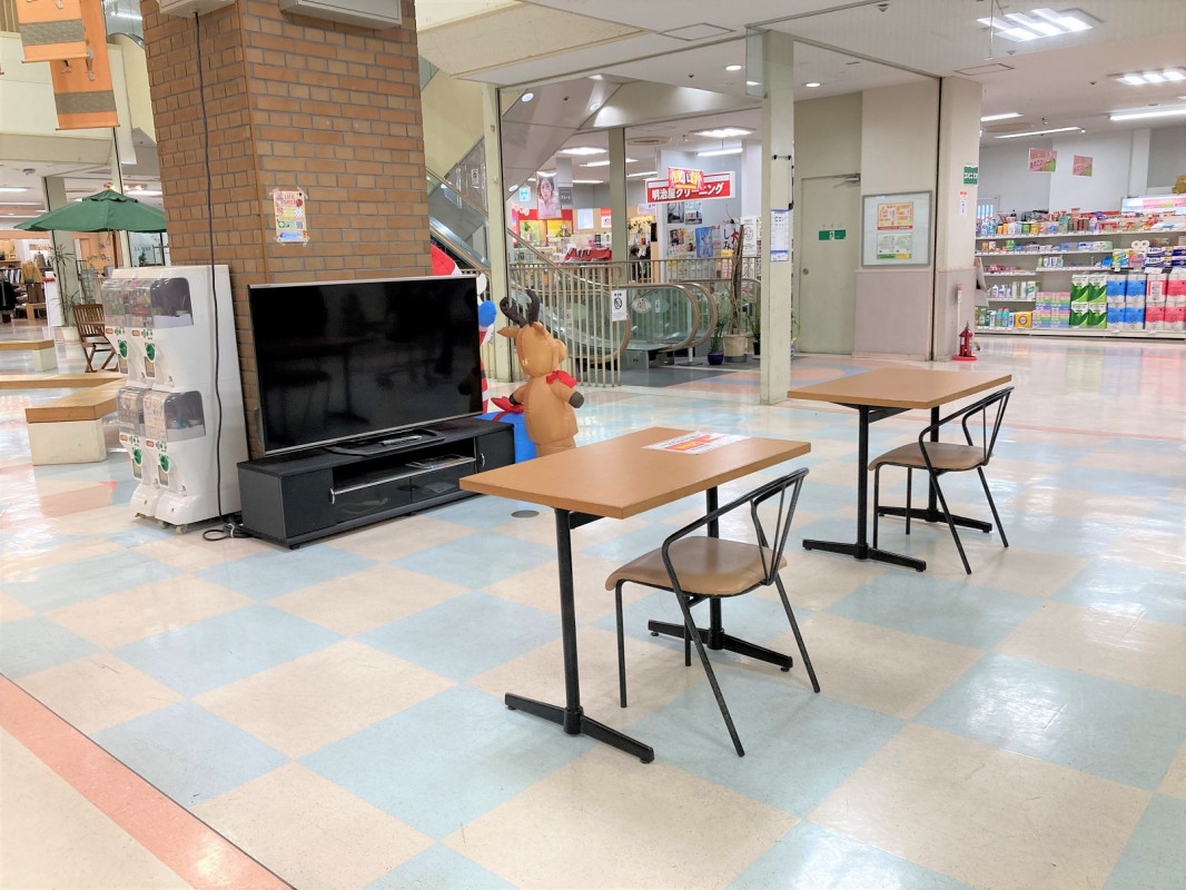 休憩用のいすや机も