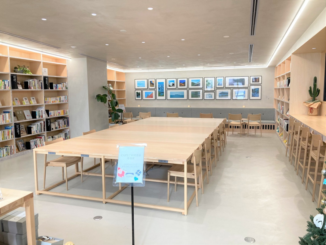 書籍コーナーとカフェコーナー