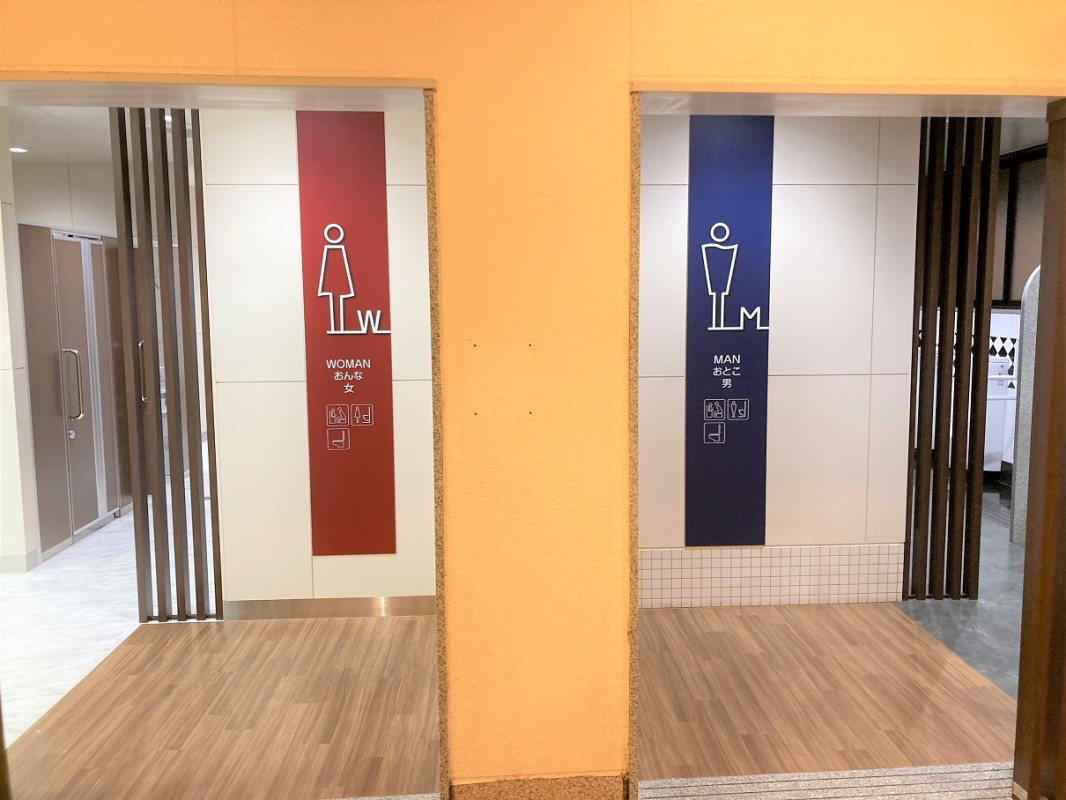 女性用トイレ・男性用トイレ入り口