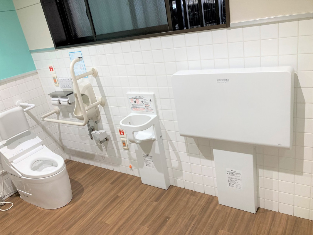 みんなのトイレ内(おむつ交換台あり)