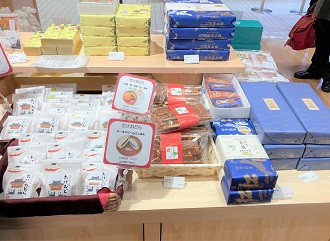地元のお菓子などもたくさん