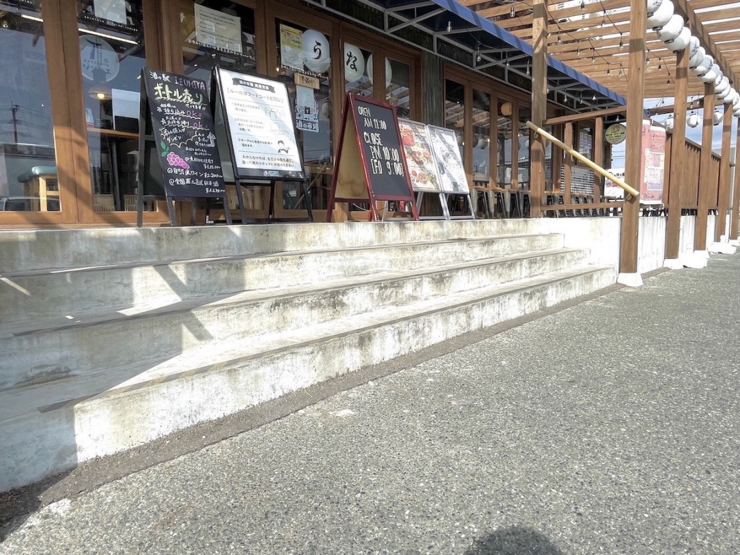 出入口前の階段には手すりあり