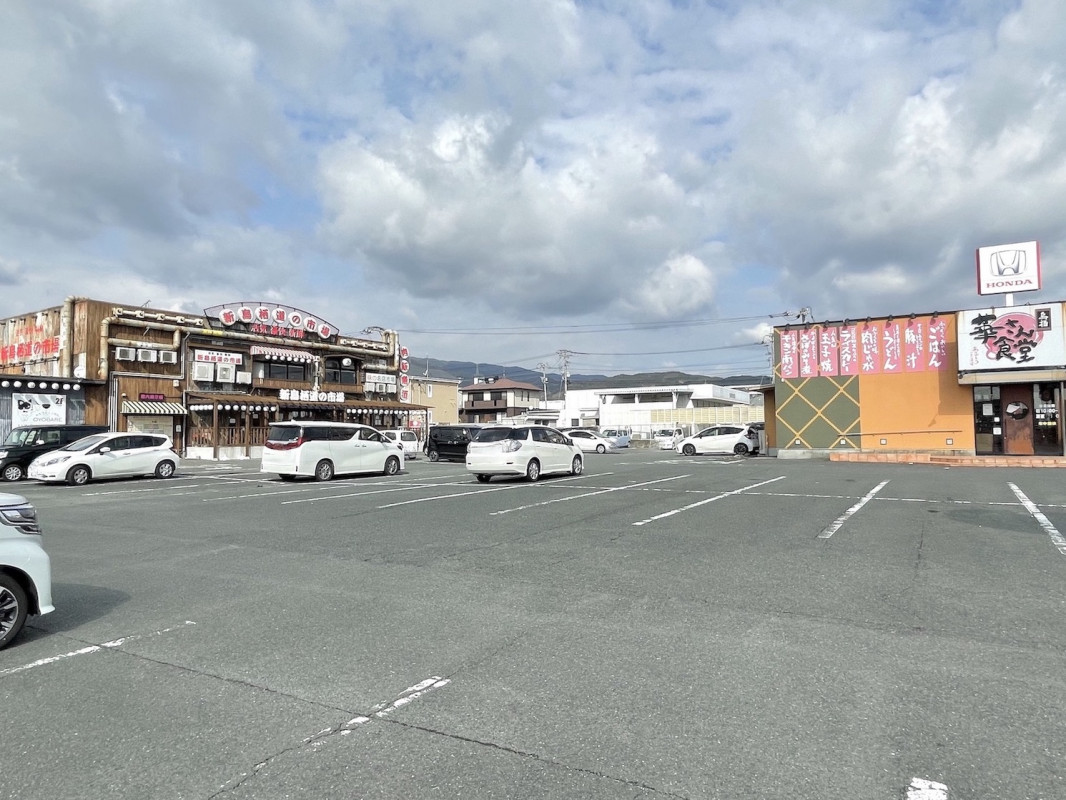 広い駐車場で、車の出入りが多いためお気をつけください