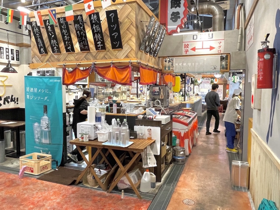 屋内の通路は狭くなっています