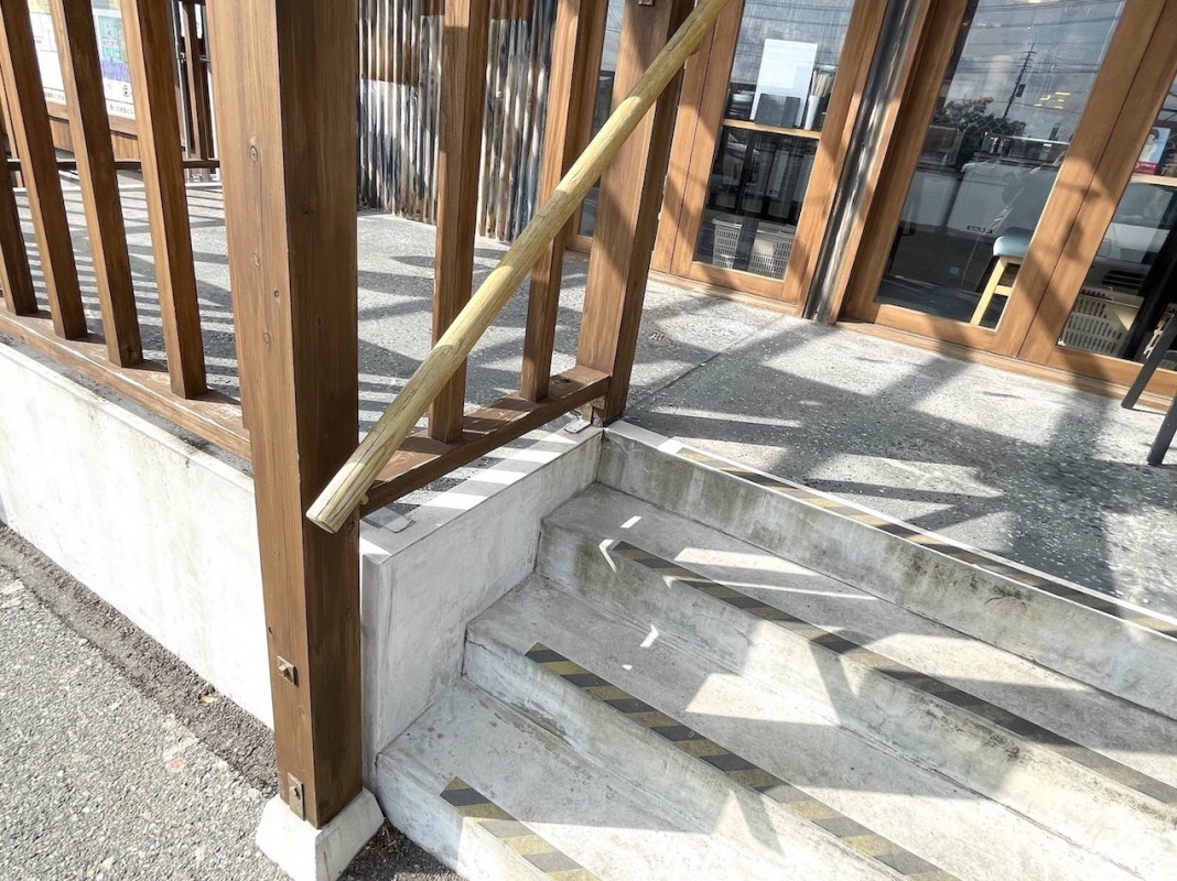 出入口前の階段には手すりあり