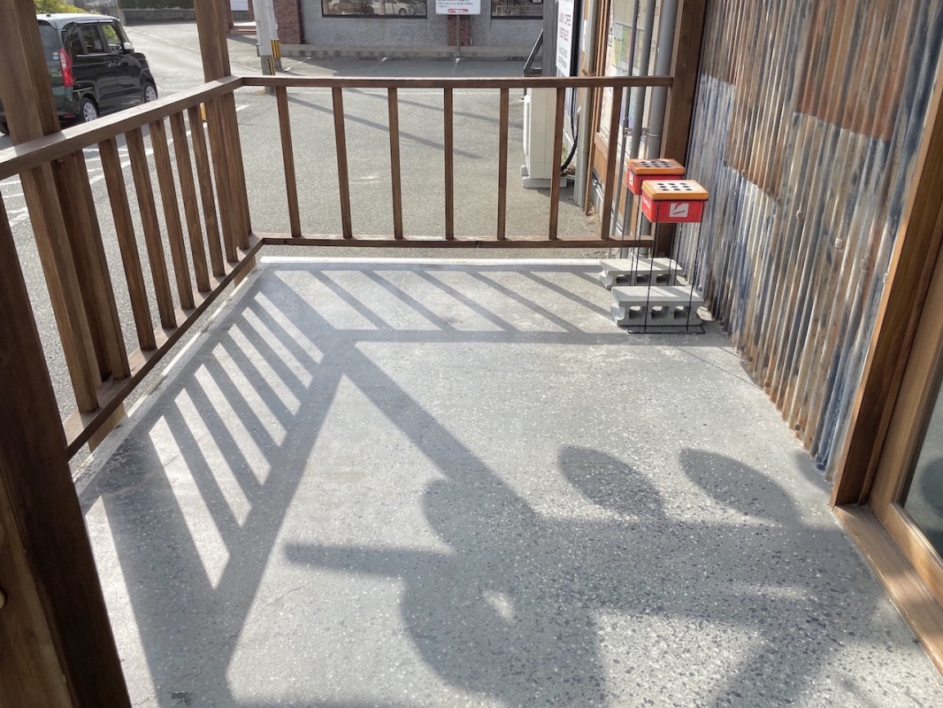 店外に喫煙所あり