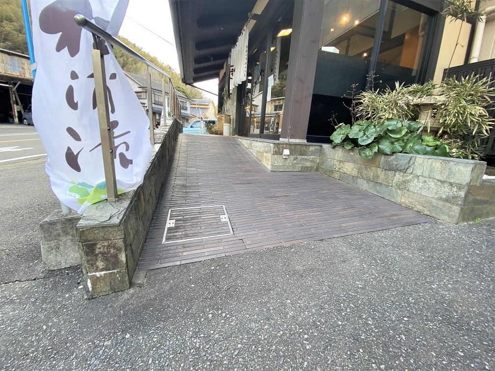 店内入口までのスロープがあります。