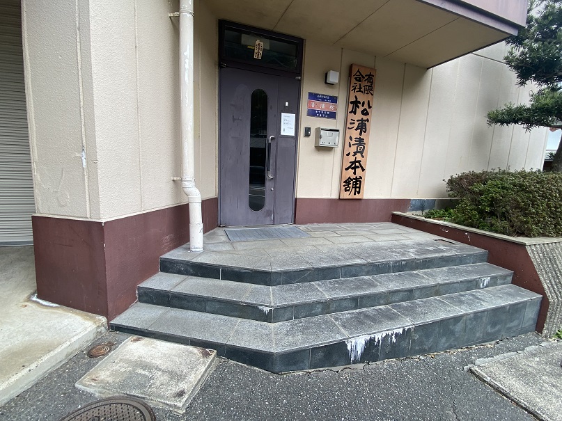 トイレのある別棟の入口には段差があります。