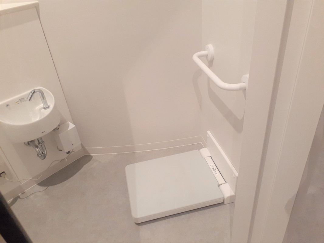 お子様用トイレ内手すり付きお着替えボード